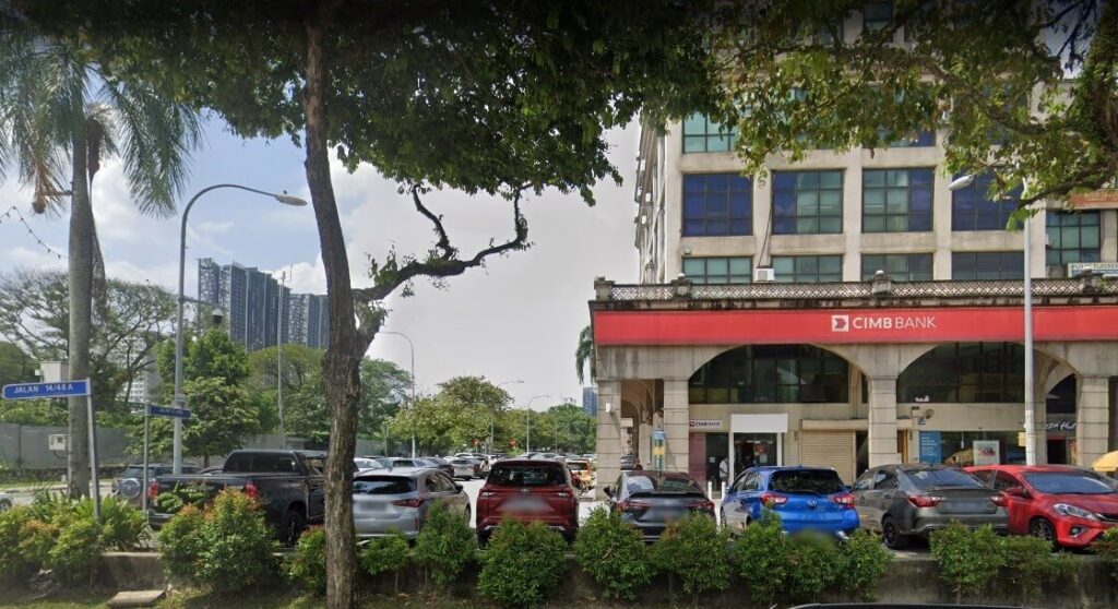Paparan jalan cawangan CIMB Bank (CIMB Bank Sentul Boulevard) di Sentul Boulevard, menampilkan kereta yang diletakkan dan papan tanda jalan untuk Jalan 14/48A
