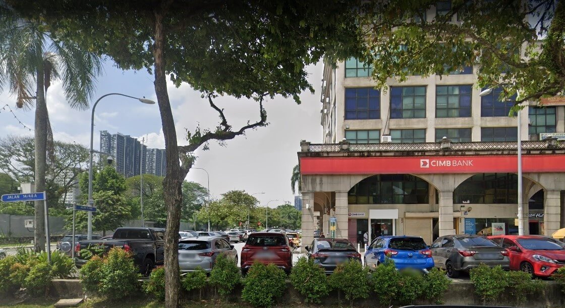 Paparan jalan cawangan CIMB Bank (CIMB Bank Sentul Boulevard) di Sentul Boulevard, menampilkan kereta yang diletakkan dan papan tanda jalan untuk Jalan 14/48A