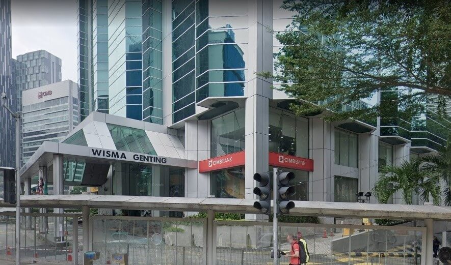 Pandangan luar Wisma Genting di Kuala Lumpur, yang menampilkan cawangan CIMB Bank di aras jalan bangunan pencakar langit moden yang diperbuat daripada kaca dan keluli