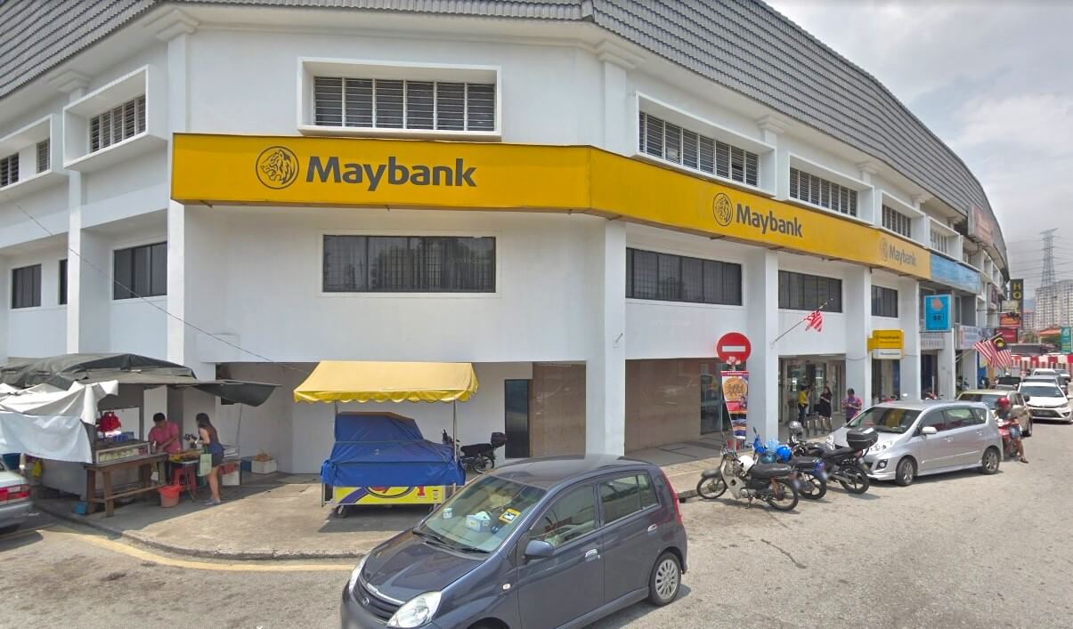 Gambar aras jalan cawangan Maybank bertingkat putih di satu sudut di Jinjang, Malaysia. Bangunan ini mempunyai papan tanda "Maybank" kuning yang menonjol dengan logo harimau yang memanjang merentasi bahagian hadapan