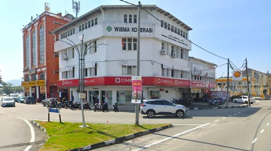 Pemandangan luar CIMB Bank dan cawangan CIMB Islamic yang terletak di tingkat bawah bangunan Wisma Koperasi berwarna putih di Kulim, Malaysia