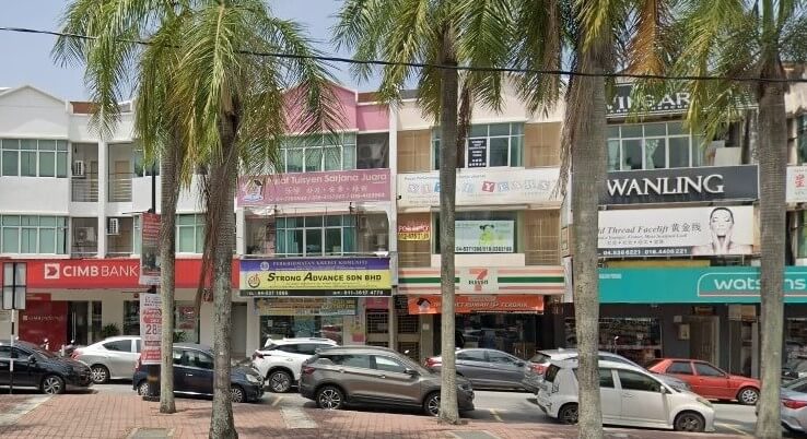 Sederet rumah kedai komersial bertingkat di Bukit Mertajam, Malaysia, menampilkan beberapa perniagaan terkemuka termasuk CIMB Bank, kedai serbaneka 7-Eleven dan farmasi Watsons