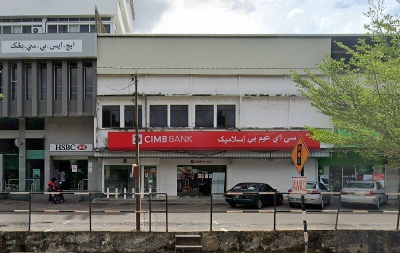 Cawangan CIMB Bank dan CIMB Islamic di Mentakab, Malaysia. Bangunan ini mempunyai papan tanda merah panjang yang menonjol dengan teks putih dalam tulisan Inggeris dan Jawi. Di sebelah kiri ialah bangunan kelabu yang menempatkan cawangan HSBC
