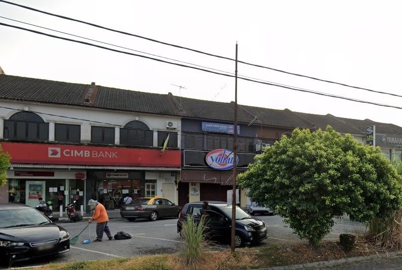Cawangan CIMB Bank yang terletak di deretan rumah kedai dua tingkat di Ipoh, Malaysia. Bank ini mempunyai papan tanda merah yang menonjol dengan tulisan putih. Bersebelahan dengan kedai dengan logo "Yohan" berwarna biru dan merah