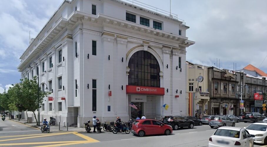 Bangunan CIMB Bank Tanjung empat tingkat berwarna putih dengan seni bina Neoklasik di George Town, Pulau Pinang. Bangunan ini mempunyai tingkap melengkung besar di atas pintu masuk utama, papan tanda merah yang menonjol, dan pilaster hiasan