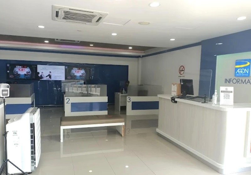 Bahagian dalam pejabat AEON Credit Temerloh yang bersih dan moden menampilkan dinding putih dan aksen biru
