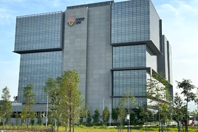 Bangunan Menara KWSP (Kumpulan Wang Simpanan Pekerja) di Kwasa Damansara, Malaysia, menampilkan reka bentuk seni bina moden dengan panel kaca besar dan fasad batu kelabu