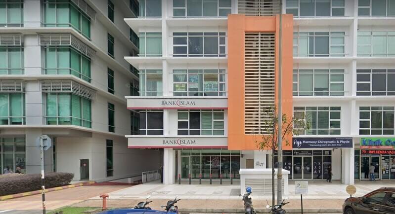 Pandangan luar cawangan Bank Islam Malaysia Berhad yang terletak di bangunan komersial bertingkat moden di Ara Damansara