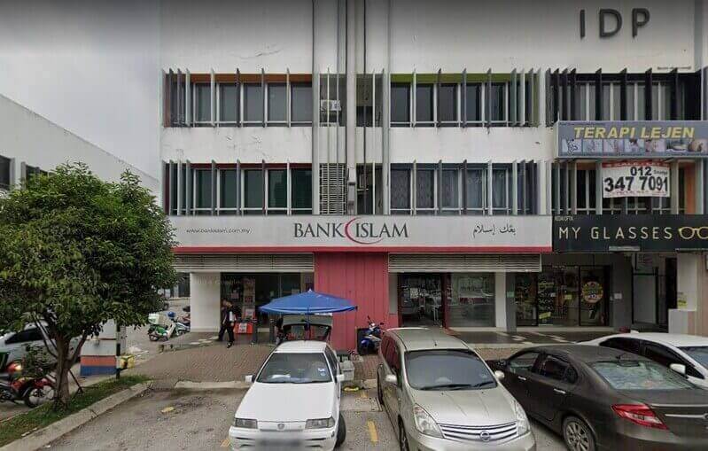 Pandangan luar cawangan Bank Islam Malaysia Berhad di Setia Alam, memaparkan papan tanda hadapan kedai merah dan putih di deretan bangunan komersial