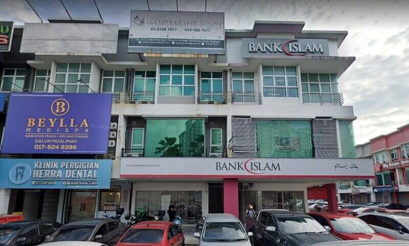 Pandangan luar bangunan Bank Islam Malaysia Berhad cawangan Sri Gombak, memaparkan papan tanda korporat dan kawasan kedai sekitar di Batu Caves, Selangor