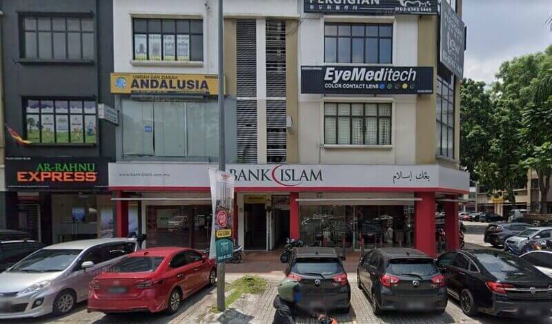 Pandangan luar etalase Bank Islam Malaysia Berhad cawangan Sungai Buloh, terletak di bangunan komersial bertingkat di samping Ar-Rahnu Express