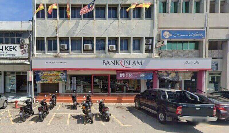 Pandangan luar Bank Islam Malaysia Berhad cawangan Tanjung Karang yang menampilkan papan tanda rasmi, sepanduk promosi dan bendera Malaysia