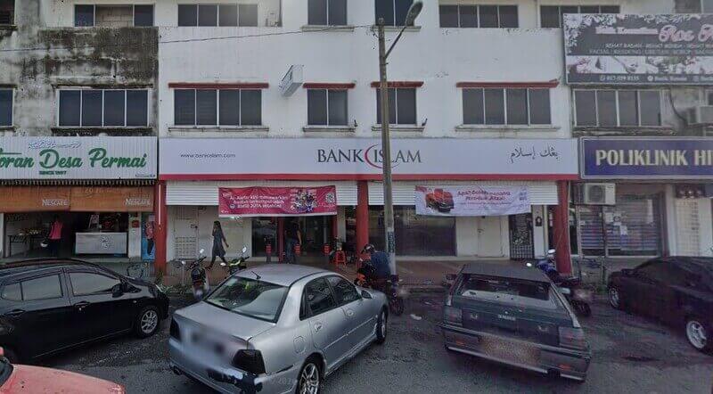 Pemandangan luar cawangan Bank Islam Malaysia Berhad Bagan Serai yang terletak di deretan lot kedai dengan kereta diletakkan di hadapan