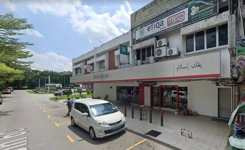 Pemandangan aras jalan cawangan Bank Islam Malaysia Berhad di Bandar Baru Bangi, yang menampilkan papan tanda putih dan merah khasnya dengan tulisan Jawi