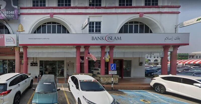 Tampilan eksterior kantor Bank Islam Malaysia Berhad Bandar Baru Perda dengan mobil yang diparkir dan papan nama resmi di Bukit Mertajam