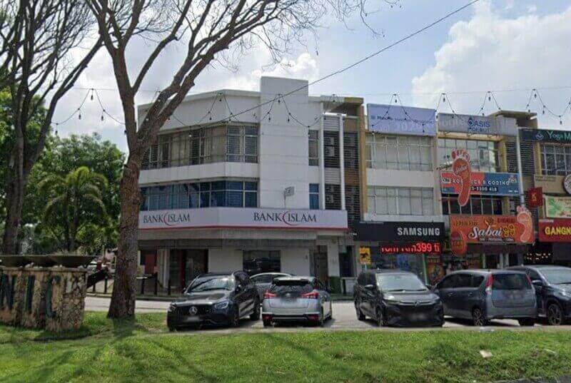 Pandangan luar cawangan Bank Islam Malaysia Berhad yang terletak di lot sudut di Bandar Botanic, memaparkan papan tanda yang jelas dan beberapa kereta yang diletakkan di hadapan kedai bersebelahan termasuk Samsung dan Sabai Sabai