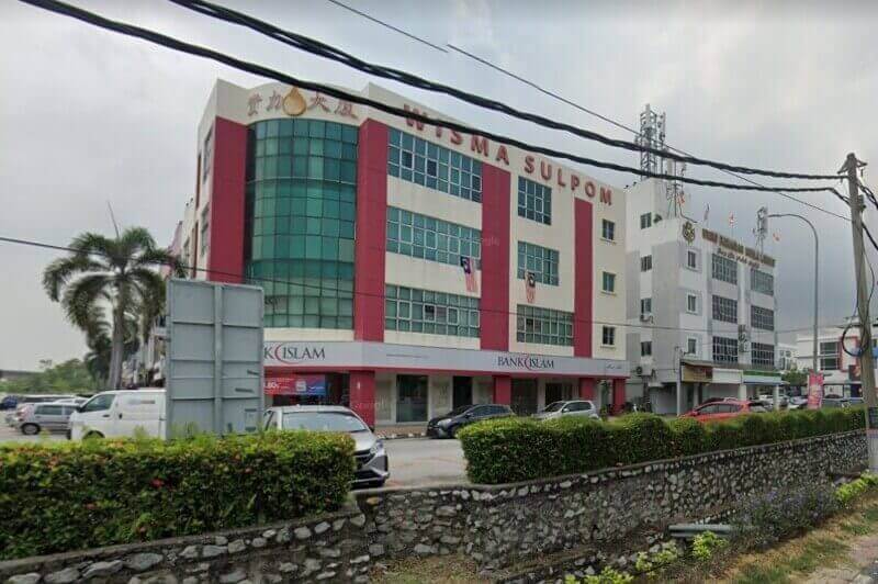 Pandangan luar cawangan Bank Islam Malaysia Berhad di Banting, yang terletak di tingkat bawah bangunan Wisma Sulpom berwarna merah putih