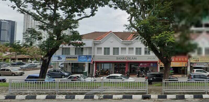 Pemandangan luar cawangan Bank Islam Malaysia Berhad Bayan Baru di Pulau Pinang, terletak di bangunan lot kedai putih dua tingkat bersebelahan pusat Karcher dengan kereta diletakkan di hadapan