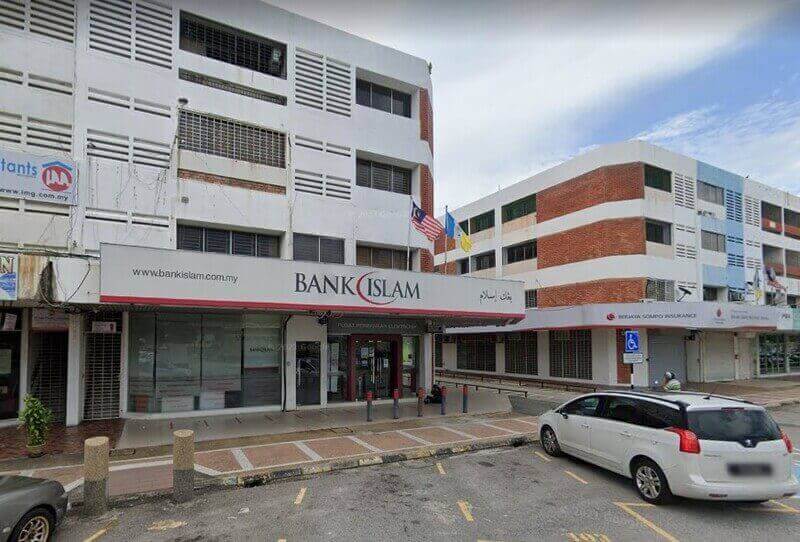 Pemandangan luar bangunan Bank Islam Malaysia Berhad cawangan Butterworth yang terletak di kawasan komersial dengan tempat letak kereta di tepi jalan
