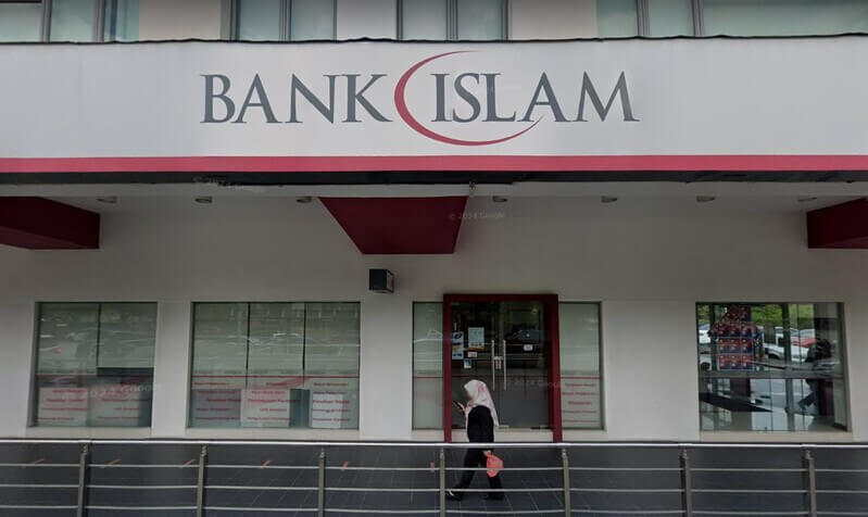 Pandangan luar pejabat cawangan Bank Islam dengan papan tanda putih besar yang memaparkan logo "Bank Islam" berwarna merah dan kelabu di atas pintu masuk berkaca