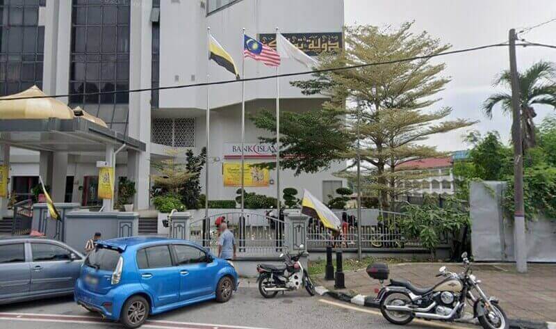 Pandangan luar bangunan cawangan Bank Islam Malaysia Berhad Ipoh memaparkan bendera negeri Malaysia dan Perak berkibar di hadapan