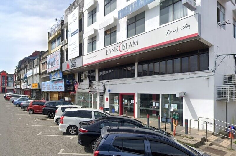 Cawangan Bank Islam yang terletak di bangunan putih bertingkat di sepanjang jalan komersial di Jerteh, Malaysia. Bank ini mempunyai papan tanda putih yang menonjol dengan teks "BANK ISLAM" dalam warna merah dan hitam, disertai dengan tulisan Jawi. Di sebelahnya terdapat papan tanda Agrobank