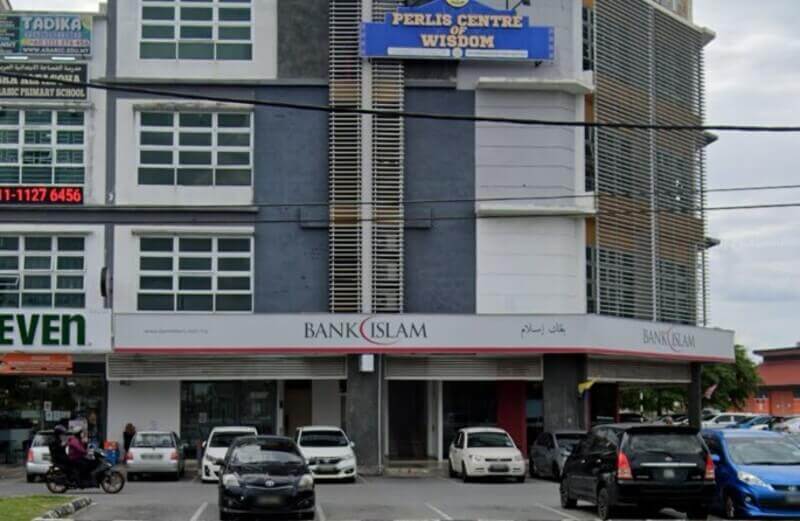 Pandangan luar cawangan Bank Islam Kangar yang terletak di bangunan bertingkat di bawah papan tanda Pusat Kebijaksanaan Perlis, dengan kereta-kereta diletakkan di hadapan