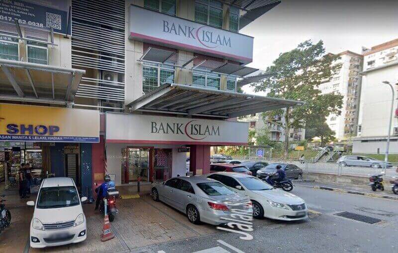 Pandangan luar cawangan Bank Islam Malaysia Berhad di Kelana Jaya, memaparkan papan tanda bangunan dan kereta yang diletakkan di sepanjang jalan di hadapan