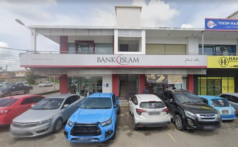 Pemandangan luar bangunan Bank Islam Malaysia Berhad cawangan Keningau dengan kereta-kereta yang diletakkan di hadapan.