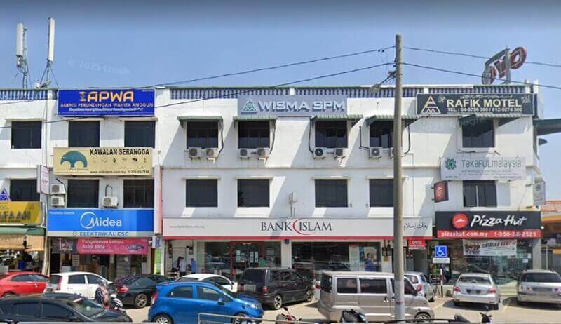 Pandangan luar cawangan Ibu Pejabat Bank Islam Malaysia Berhad Batas yang terletak di Wisma SPM, bersebelahan dengan Pizza Hut dan kedai-kedai tempatan dengan kereta diletakkan di hadapan