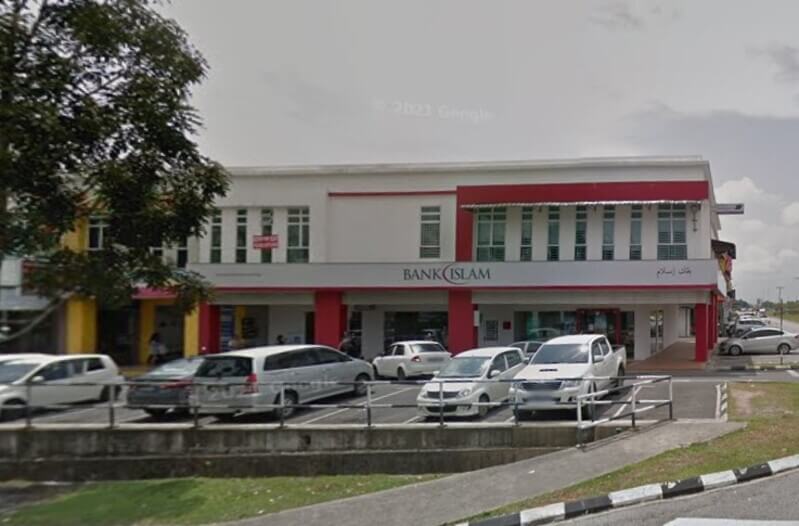 Pemandangan luar pejabat cawangan Bank Islam Malaysia Berhad Kota Samarahan di Sarawak, menampilkan kedai merah putih istimewanya dengan kereta yang diletakkan di hadapan.