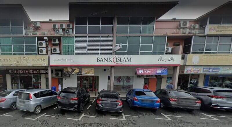 Pemandangan luar kedai Bank Islam Malaysia Berhad cawangan Lahad Datu, terletak bersebelahan Rumah Aisha Curry & Biriyani dengan kereta diletakkan di hadapan