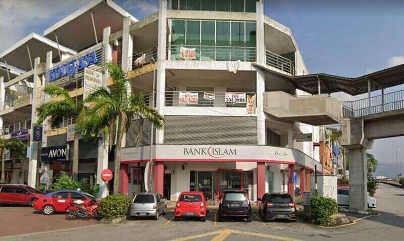 Pandangan luar cawangan Bank Islam Malaysia Berhad di sudut Rawang, Malaysia, yang terletak di bangunan komersial bertingkat dengan kereta terparkir di hadapan dan jambatan pejalan kaki di sebelah kanan