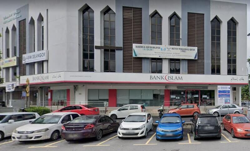 Pandangan luar cawangan Bank Islam Malaysia Berhad di Section 14, Petaling Jaya, yang menampilkan papan tanda korporat dan tempat letak kereta aras jalan