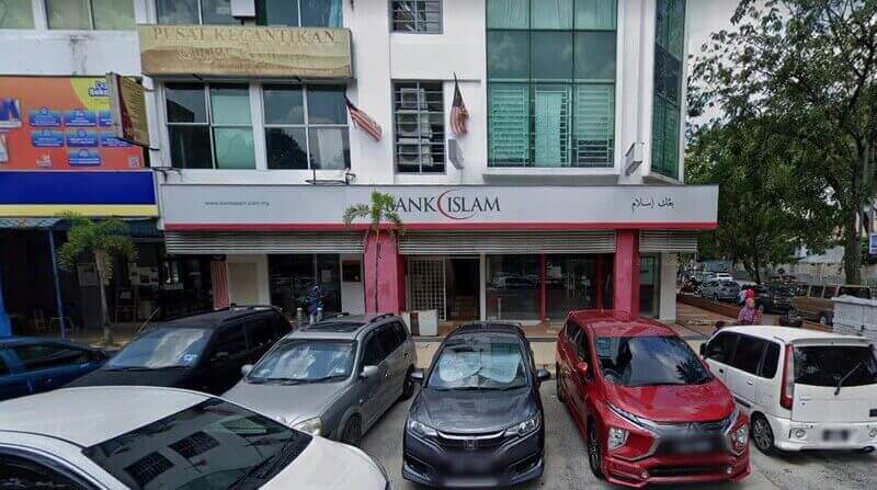 Pandangan luar cawangan Bank Islam Malaysia Berhad di Section 18, Shah Alam, memaparkan papan tanda kedai merah putih dengan kereta yang diletakkan di hadapan