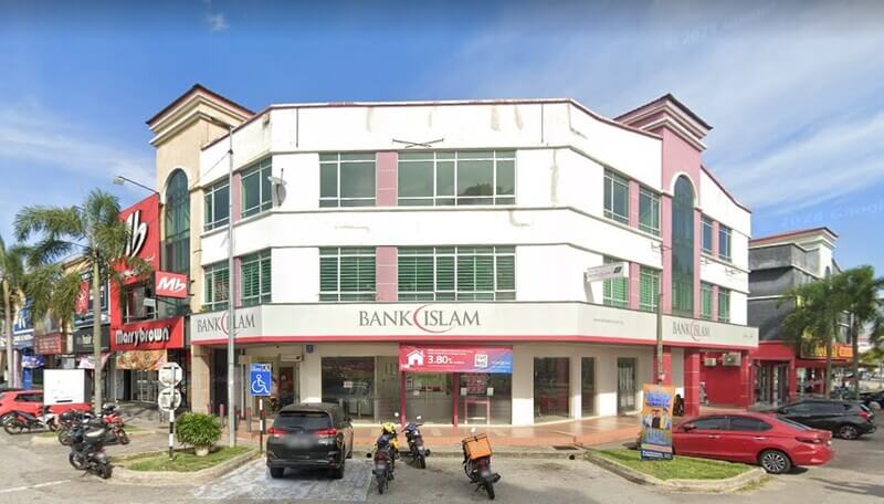 Pemandangan luar pejabat cawangan Bank Islam Malaysia Berhad Semenyih, terletak di bangunan sudut bertingkat berwarna putih bersebelahan dengan restoran Marrybrown
