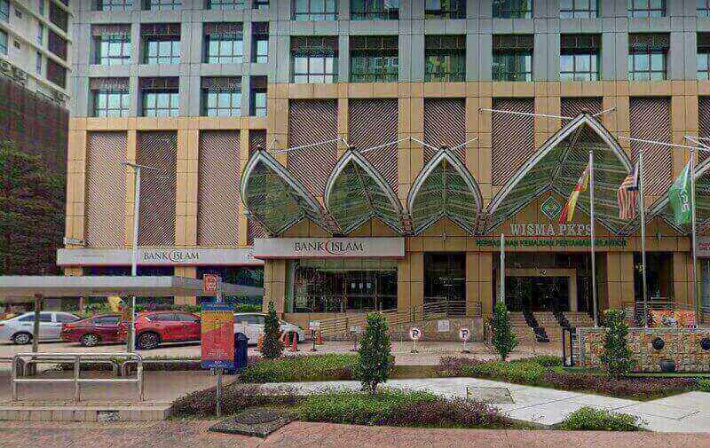 Pemandangan luar cawangan Bank Islam Malaysia Berhad di Wisma PKPS di Shah Alam, menampilkan kanopi kaca melengkung yang tersendiri dan papan tanda korporat