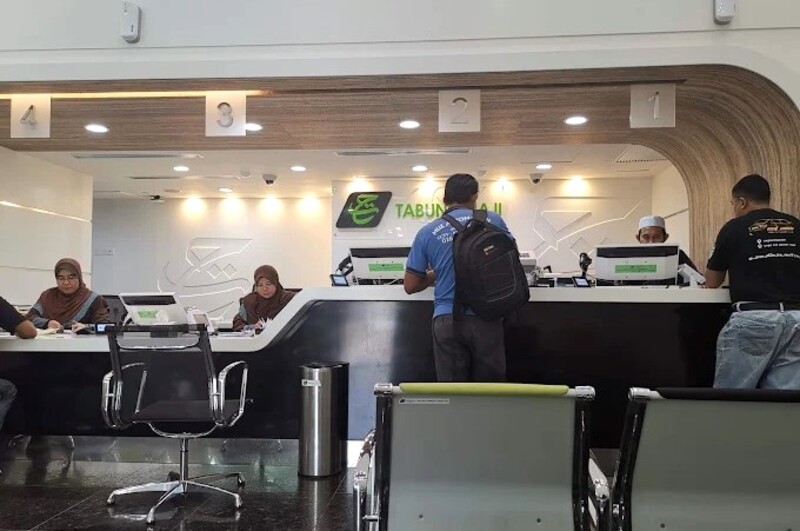 Pemandangan dalaman cawangan perkhidmatan Tabung Haji moden di Kuantan, Pahang. Imej tersebut menunjukkan kaunter perkhidmatan berwarna putih dan berwarna kayu yang anggun dengan empat stesen bernombor