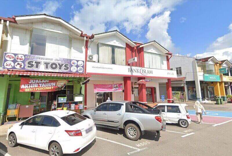 Pemandangan luar cawangan Bank Islam Malaysia Berhad di Bandar Muadzam Shah, terletak di sebelah kedai ST Toys dengan kereta diletakkan di hadapan