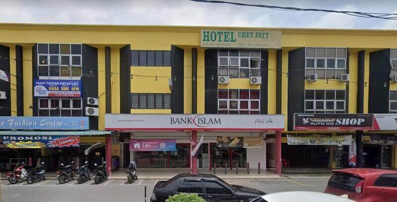 Pemandangan jalan cawangan Bank Islam Jerantut yang terletak di bangunan komersial bertingkat berwarna kuning dan hitam bersebelahan Hotel Chet Fatt dan Kedai Tint Kereta Pegasus
