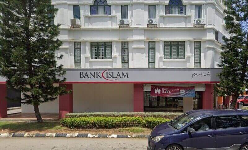 Pandangan luar cawangan Bank Islam Malaysia Berhad di Port Dickson, memaparkan papan tanda kedai berwarna kelabu dan merah pada bangunan bertingkat putih