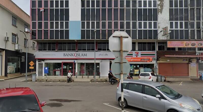 Pemandangan aras jalan cawangan Bank Islam dan kedai 7-Eleven yang terletak di tingkat bawah bangunan komersial bertingkat di Segamat, Malaysia