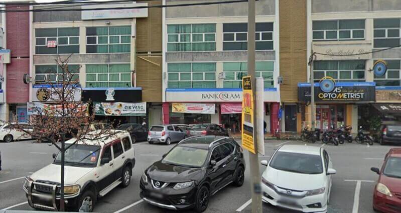 Pandangan luar cawangan Bank Islam Malaysia Berhad di Seri Iskandar, Perak, terletak di deretan lot kedai komersial bersebelahan dengan Pakar Optometri AS dengan kereta diletakkan di hadapan