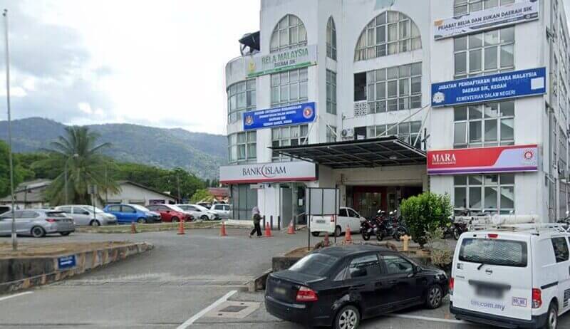 Sebuah bangunan kerajaan dan komersial bertingkat di Sik, Kedah, yang menampilkan cawangan Bank Islam di tingkat bawah. Bangunan ini juga menempatkan pejabat MARA dan Jabatan Pendaftaran Negara (JPN), dengan tempat letak kereta dan bukit di latar belakang
