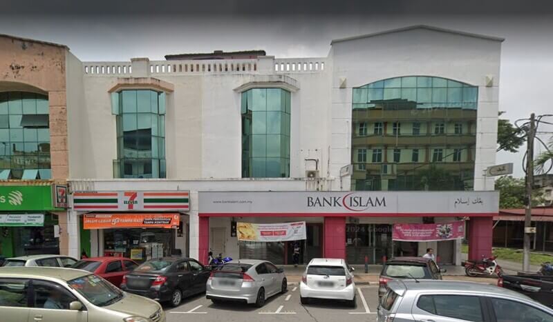 Pandangan luar cawangan Bank Islam Malaysia Berhad di Taiping, Perak, terletak bersebelahan dengan kedai 7-Eleven dengan kereta diletakkan di hadapan