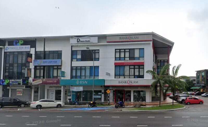 Pemandangan aras jalan sebuah bangunan komersial bertingkat di Taman Bukit Indah, menampilkan kedai-kedai Bank Islam dan BSN (Bank Simpanan Nasional) dengan beberapa kereta dan motosikal diletakkan di hadapan
