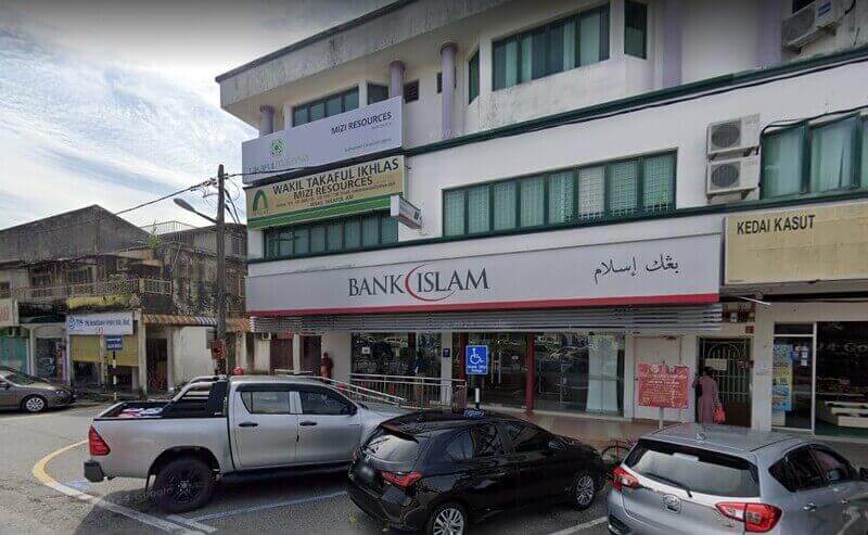 Pandangan luar cawangan Bank Islam Malaysia Berhad di Tanjung Malim, Perak, memaparkan etalase dan papan tanda rasmi