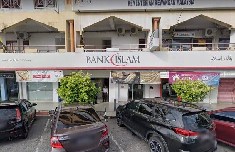 Pandangan luar kedai Bank Islam Malaysia Berhad cawangan Teluk Intan yang terletak di bangunan komersial bertingkat dengan kereta yang diletakkan di hadapan