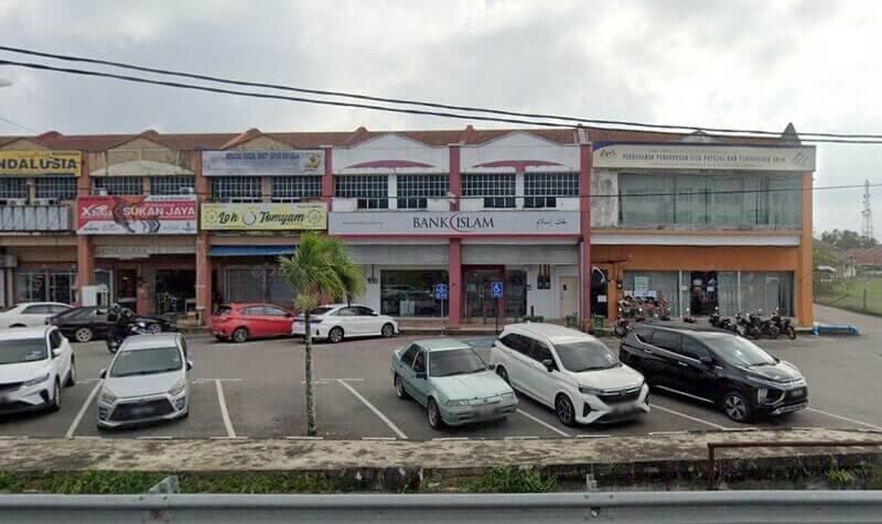 Pandangan hadapan cawangan Bank Islam Malaysia di Kuala Rompin, Pahang, terletak di deretan lot kedai komersial dengan kereta diletakkan di hadapan
