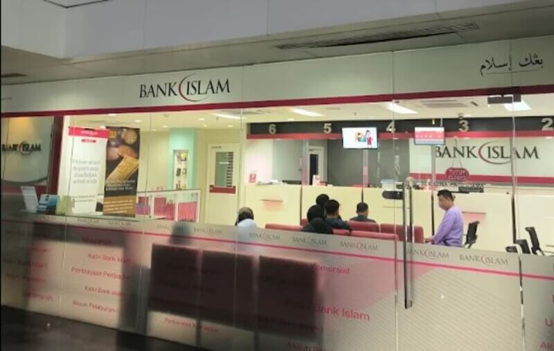 Pandangan dalaman cawangan Bank Islam Malaysia Berhad di Menara TM, menunjukkan pintu masuk berkaca, kaunter juruwang dan pelanggan yang duduk di ruang menunggu
